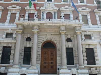 � arrivato il momento di entrare. Abbiamo cos� l�occasione di avvicinarci al portone d�ingresso: a due ante con specchiature quadrate e sormontato da una lunetta in ferro battuto, � preceduto da quattro colonne con capitelli dorici sulle quali poggia la balaustra del balcone sovrastante